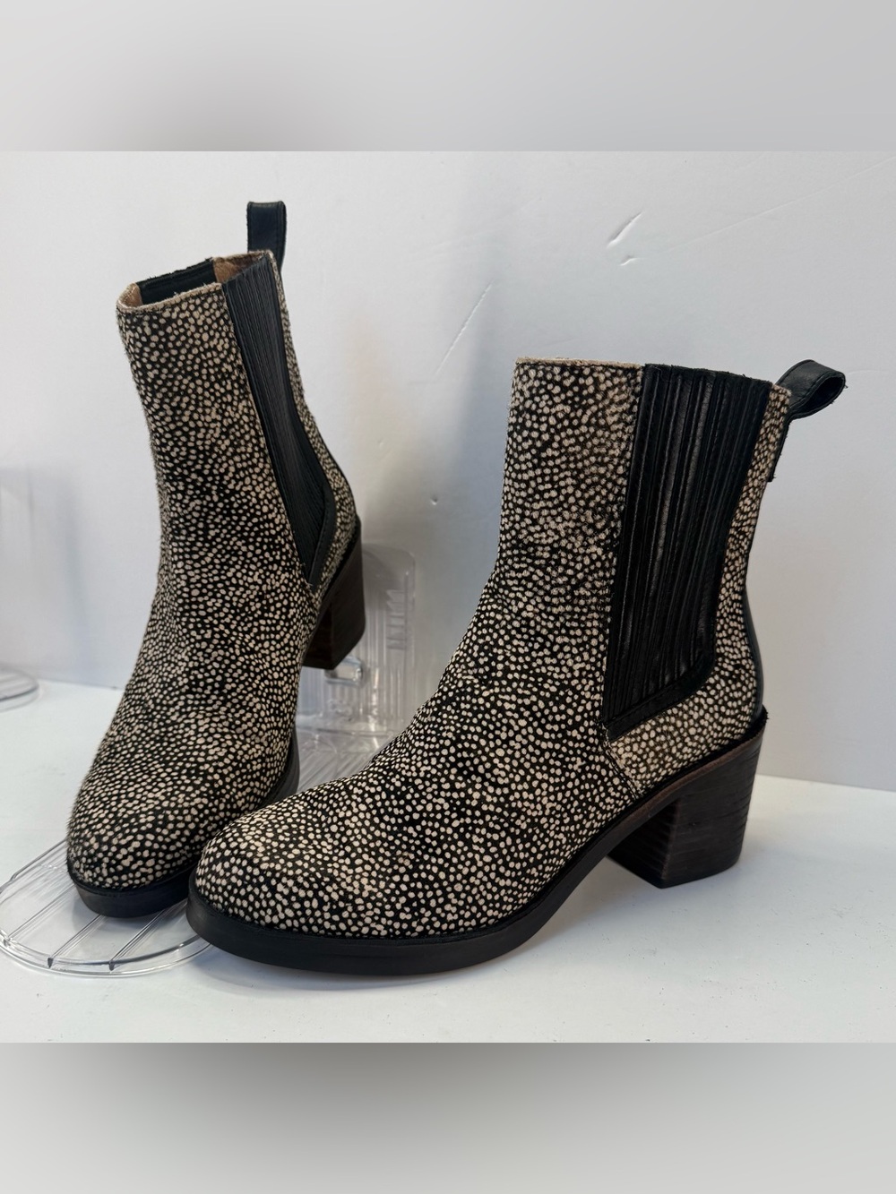 UGG Camden Exotic Black & Cream Speckled Chelsea Booties women’s size 6.5
